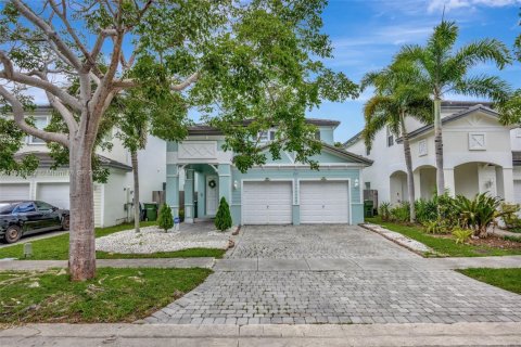 House in Homestead, Florida 5 bedrooms, 221.01 sq.m. № 2053866 - photo 1