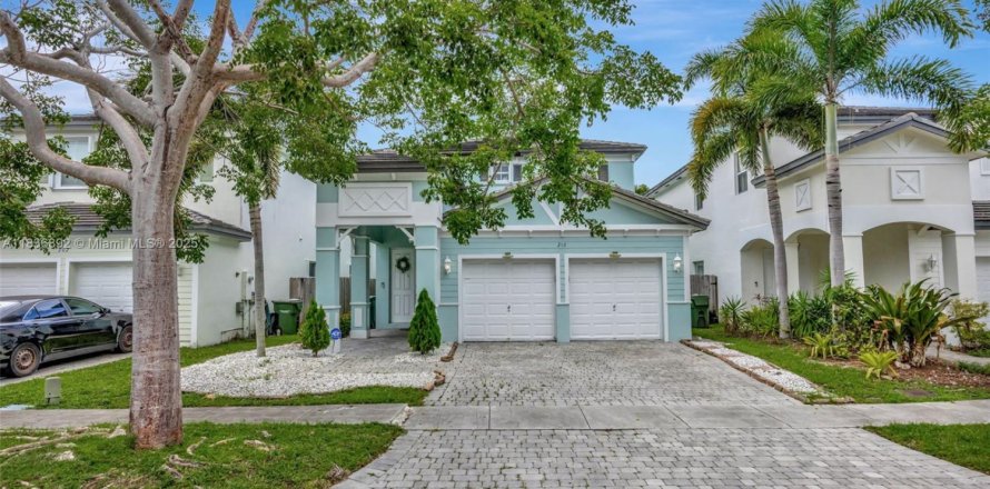 House in Homestead, Florida 5 bedrooms, 221.01 sq.m. № 2053866