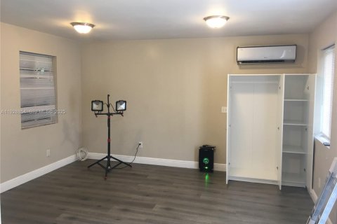 Casa en alquiler en North Miami Beach, Florida, 39.02 m2 № 1988534 - foto 8