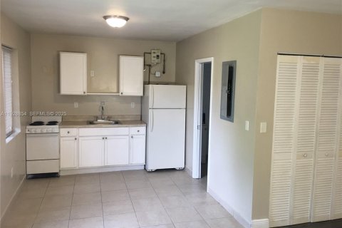 Casa en alquiler en North Miami Beach, Florida, 39.02 m2 № 1988534 - foto 3
