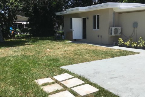 Casa en alquiler en North Miami Beach, Florida, 39.02 m2 № 1988534 - foto 2