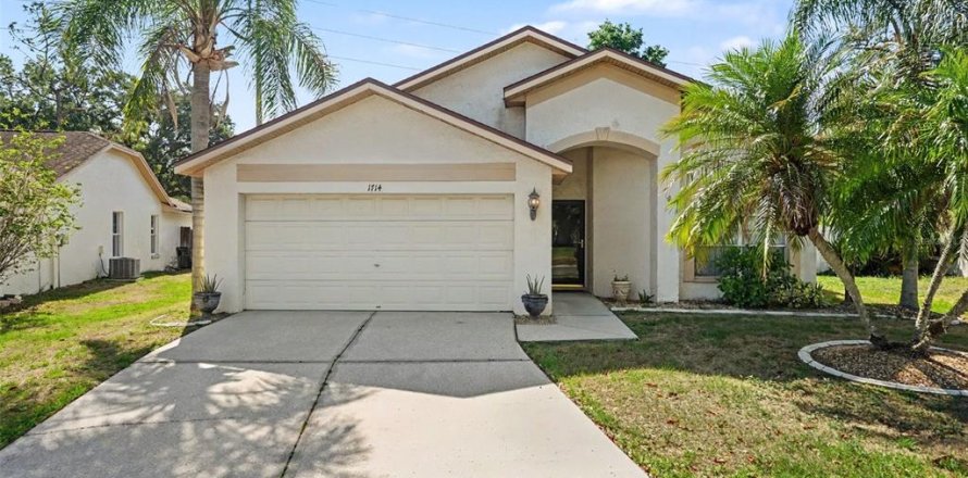 House in Brandon, Florida 3 bedrooms, 147.53 sq.m. № 2157808