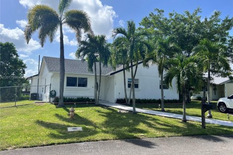 House in Homestead, Florida 3 bedrooms, 119.66 sq.m. № 2085683