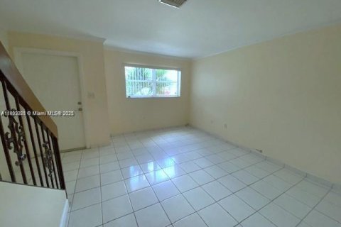 Villa ou maison à louer à Miami, Floride: 3 chambres, 102.19 m2 № 1945707 - photo 2