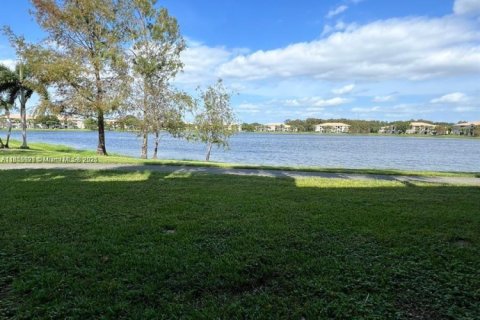 Купить кондоминиум в Коконат Крик, Флорида 3 спальни, 120.68м2, № 1958022 - фото 1