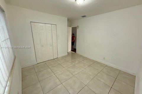 Casa en alquiler en Miami, Florida, 2 dormitorios, 137.59 m2 № 1999764 - foto 3