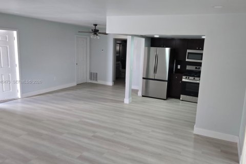 Villa ou maison à louer à Sunrise, Floride: 3 chambres, 97.27 m2 № 1998313 - photo 3