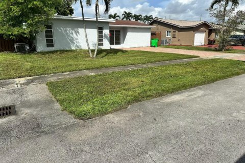 Villa ou maison à louer à Sunrise, Floride: 3 chambres, 97.27 m2 № 1998313 - photo 5
