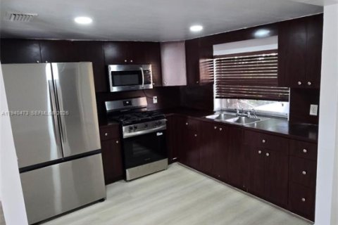 Villa ou maison à louer à Sunrise, Floride: 3 chambres, 97.27 m2 № 1998313 - photo 2