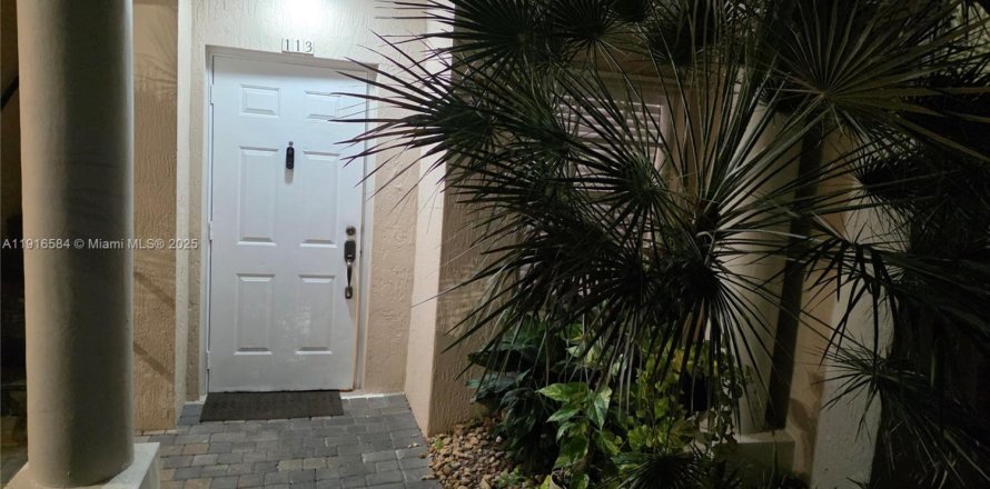 Кондоминиум с 2 спальнями в Дорал, Флорида № 2018563