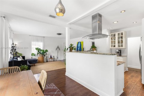 Casa en venta en Miami Springs, Florida, 5 dormitorios, 204.85 m2 № 2003494 - foto 8