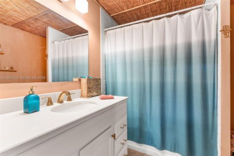 Casa en venta en Miami Springs, Florida, 5 dormitorios, 204.85 m2 № 2003494 - foto 18