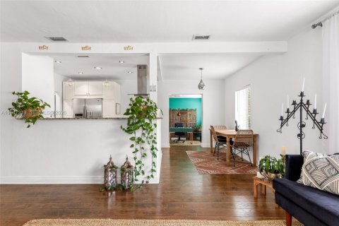 Casa en venta en Miami Springs, Florida, 5 dormitorios, 204.85 m2 № 2003494 - foto 7