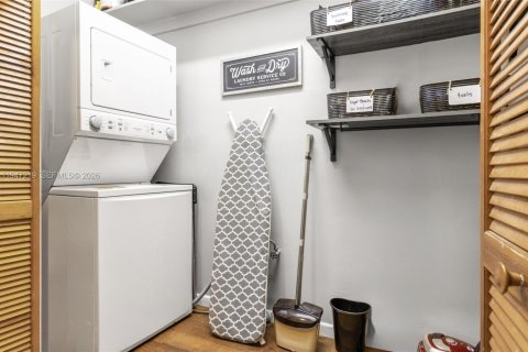 Casa en venta en Miami Springs, Florida, 5 dormitorios, 204.85 m2 № 2003494 - foto 22