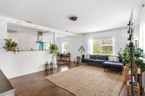 Casa en venta en Miami Springs, Florida, 5 dormitorios, 204.85 m2 № 2003494 - foto 3