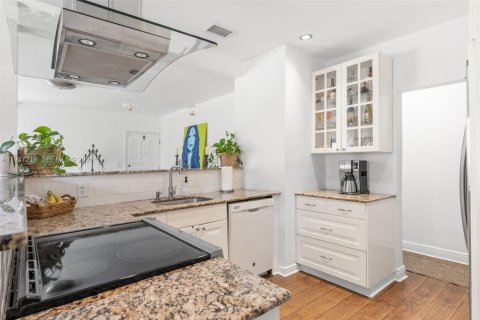 Casa en venta en Miami Springs, Florida, 5 dormitorios, 204.85 m2 № 2003494 - foto 11