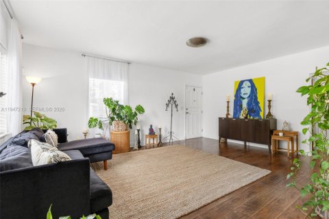 Casa en venta en Miami Springs, Florida, 5 dormitorios, 204.85 m2 № 2003494 - foto 5