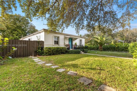 Casa en venta en Miami Springs, Florida, 5 dormitorios, 204.85 m2 № 2003494 - foto 2