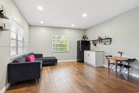 Casa en venta en Miami Springs, Florida, 5 dormitorios, 204.85 m2 № 2003494 - foto 23