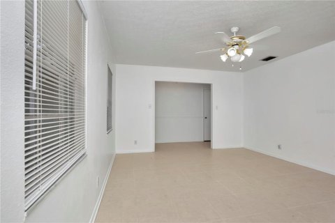 Casa en venta en Brandon, Florida, 4 dormitorios, 151.24 m2 № 1907539 - foto 4