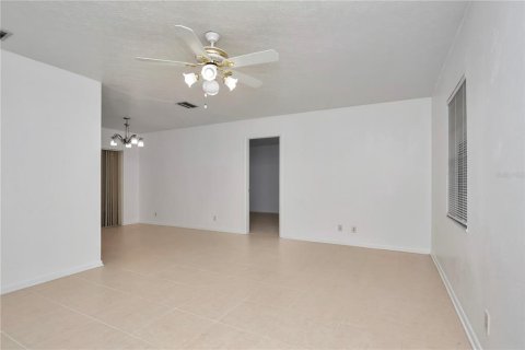 Casa en venta en Brandon, Florida, 4 dormitorios, 151.24 m2 № 1907539 - foto 5
