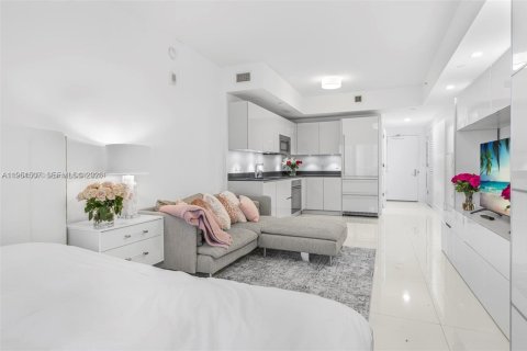 Estudio en el Condominio en Miami, Florida  № 2006258