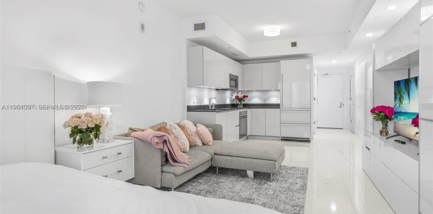 Estudio en el Condominio en Miami, Florida  № 2006258
