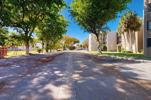 Купить кондоминиум в Майами, Флорида 2 спальни, 70.61м2, № 2051573 - фото 4