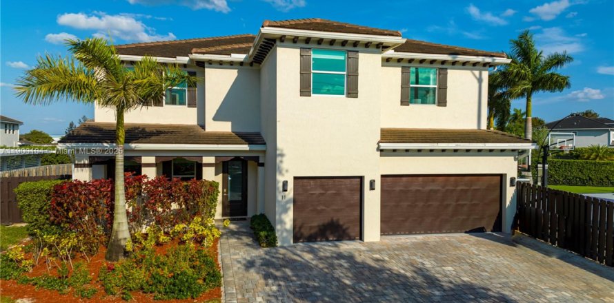 Casa en Miami, Florida 8 dormitorios, 411.19 m2 № 2012250