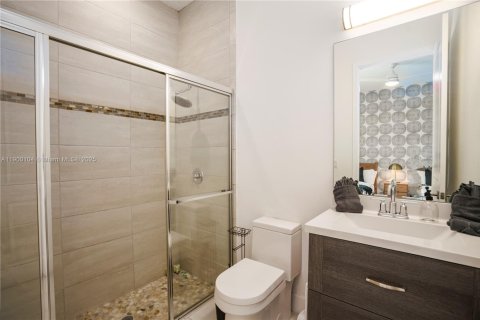 Casa en alquiler en Miami, Florida, 8 dormitorios, 411.19 m2 № 2012250 - foto 23