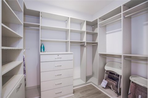 Casa en alquiler en Miami, Florida, 8 dormitorios, 411.19 m2 № 2012250 - foto 30