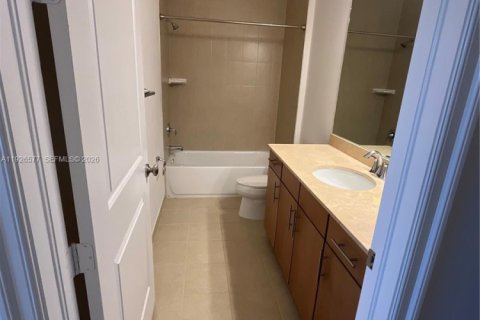 Снять в аренду таунхаус в Плантация, Флорида 3 спальни, 175.77м2, № 1986595 - фото 7