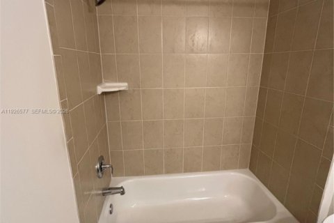 Снять в аренду таунхаус в Плантация, Флорида 3 спальни, 175.77м2, № 1986595 - фото 10