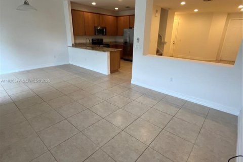 Снять в аренду таунхаус в Плантация, Флорида 3 спальни, 175.77м2, № 1986595 - фото 5