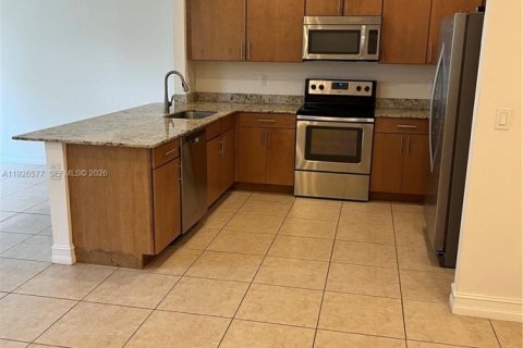 Снять в аренду таунхаус в Плантация, Флорида 3 спальни, 175.77м2, № 1986595 - фото 3