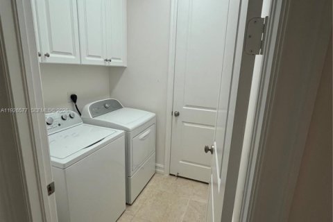 Снять в аренду таунхаус в Плантация, Флорида 3 спальни, 175.77м2, № 1986595 - фото 18