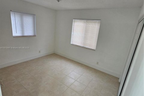 Villa ou maison à louer à Hollywood, Floride: 2 chambres, 69.21 m2 № 1920425 - photo 13