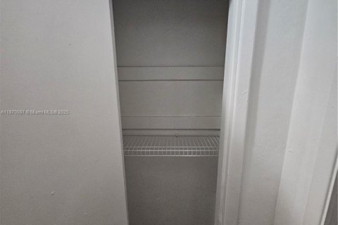 Villa ou maison à louer à Hollywood, Floride: 2 chambres, 69.21 m2 № 1920425 - photo 9