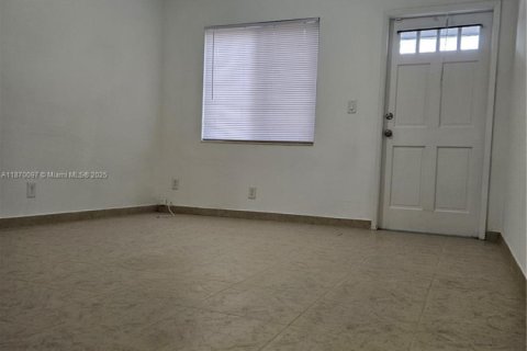 Villa ou maison à louer à Hollywood, Floride: 2 chambres, 69.21 m2 № 1920425 - photo 2