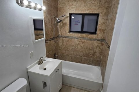 Villa ou maison à louer à Hollywood, Floride: 2 chambres, 69.21 m2 № 1920425 - photo 11