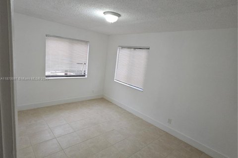 Villa ou maison à louer à Hollywood, Floride: 2 chambres, 69.21 m2 № 1920425 - photo 3