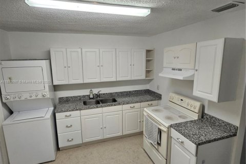 Villa ou maison à louer à Hollywood, Floride: 2 chambres, 69.21 m2 № 1920425 - photo 6