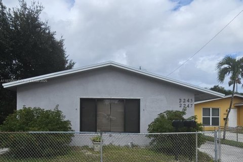 Villa ou maison à louer à Hollywood, Floride: 2 chambres, 69.21 m2 № 1920425 - photo 1
