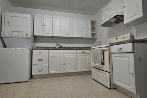 Villa ou maison à louer à Hollywood, Floride: 2 chambres, 69.21 m2 № 1920425 - photo 7