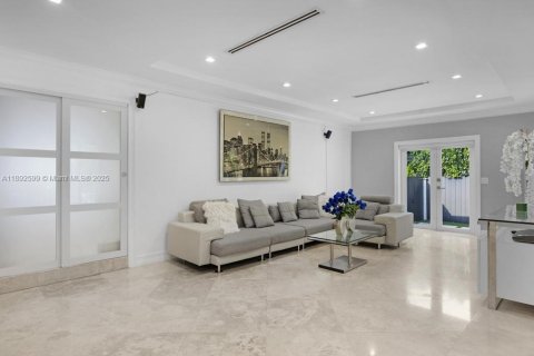 Casa en venta en Hialeah, Florida, 3 dormitorios, 214.79 m2 № 1946152 - foto 7