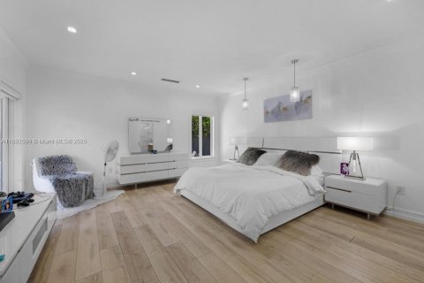 Casa en venta en Hialeah, Florida, 3 dormitorios, 214.79 m2 № 1946152 - foto 16