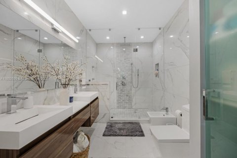 Casa en venta en Hialeah, Florida, 3 dormitorios, 214.79 m2 № 1946152 - foto 17