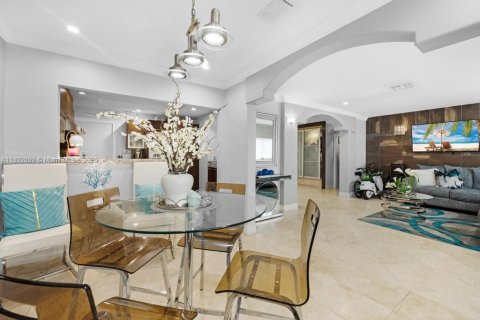 Casa en venta en Hialeah, Florida, 3 dormitorios, 214.79 m2 № 1946152 - foto 10