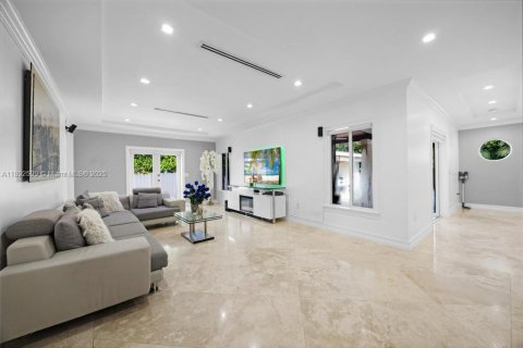 Casa en venta en Hialeah, Florida, 3 dormitorios, 214.79 m2 № 1946152 - foto 3