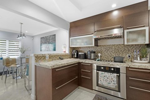 Casa en venta en Hialeah, Florida, 3 dormitorios, 214.79 m2 № 1946152 - foto 13
